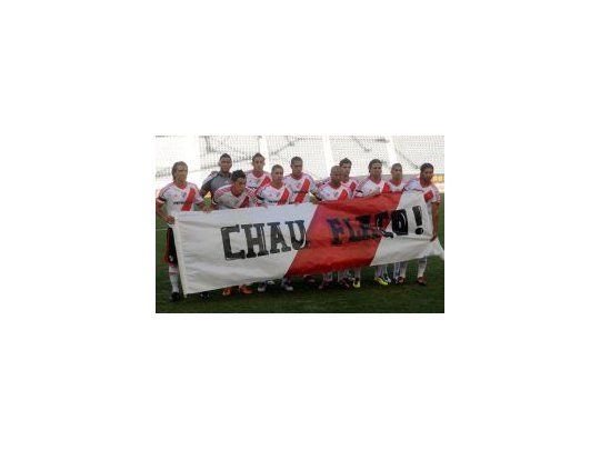 Chau Flaco. Los futbolistas de River muestran la bandera con la que homenajearon a Spinetta.
