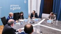 La ministra Batakis, funcionarios y representantes del sector durante la firma del acuerdo lácteo.