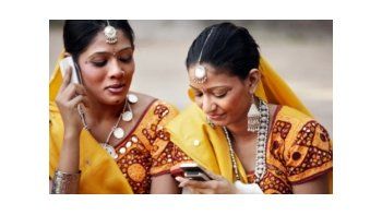 En una región de la India prohíben celulares a solteras.