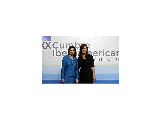 La presidenta de Costa Rica, Laura Chinchilla, pidió a Iberoamerica no cerrar los ojos ante el conflicto limítrofe