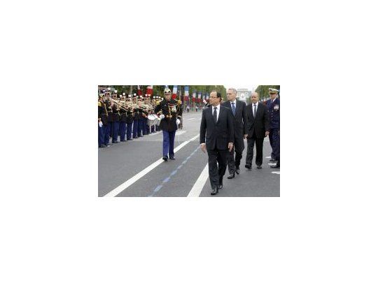Hollande  alentó a la industria a repensar los planes de despidos.