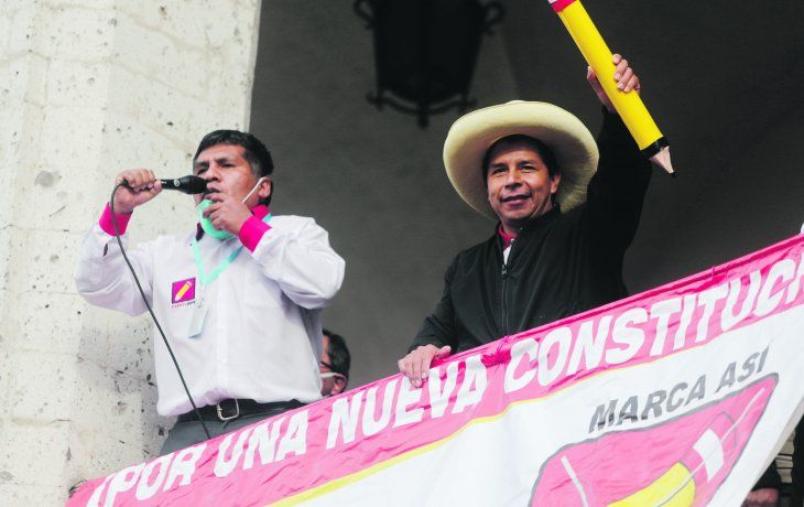 SIN MEDIAS TINTAS. Una de las principales promesas de campaña del izquierdista Pedro Castillo (a la derecha, sosteniendo un gran lápiz) es reescribir la Constitución de Perú a fin de de modificar el perfil liberal del modelo económico.
