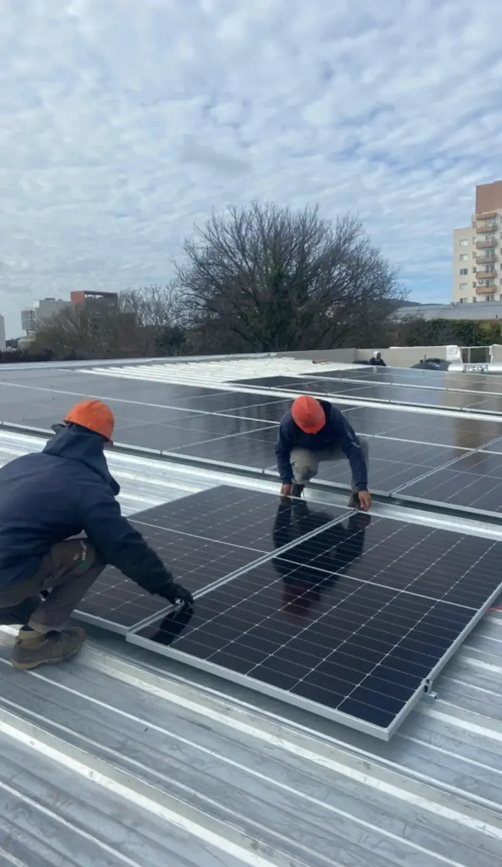 Se destacan 52 paneles solares instalados por USICOM SA, capaces de generar aproximadamente 37.180 kWh anuales.