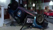 Un patrullero volcó al chocar con un auto en el barrio porteño de Belgrano