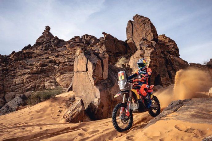 El piloto argentino Luciano Benavides (KTM) terminó la etapa 7 del Rally Dakar en el quinto lugar y sigue dando pelea en la clasificación general, donde ocupa la misma posición.