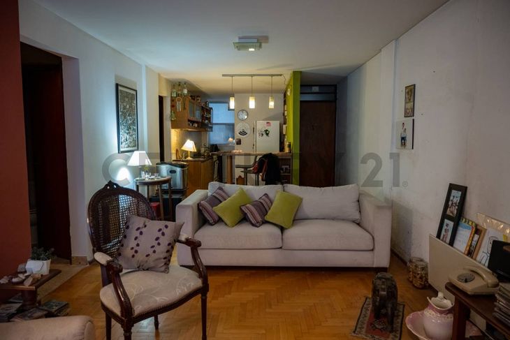 La unidad combina living y comedor con cocina semi integrada, en una tipología típica de los años 70 La unidad combina living y comedor con cocina semi integrada, en una tipología típica de los años 70