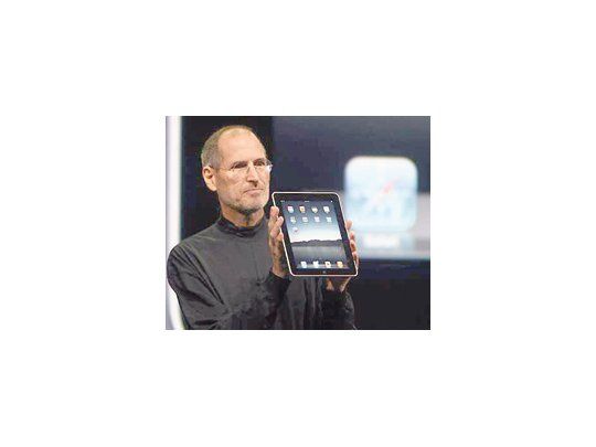 La aparición del iPad de Apple no sólo forzó a Amazon a abandonar su política de precio único, sino que ahora tres importantes editoriales de EE.UU. subirán los precios de sus libros electrónicos.