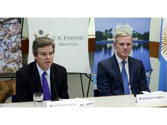 El ministro consejero Kevin Sullivan junto al Cónsul General Brendan OBrien durante la conferencia de prensa en la que la Embajada de los EEUU informó de la puesta en marcha de un programa para brindar más facilidades a los argentinos que necesitan sacar la visa para viajar a ese país.