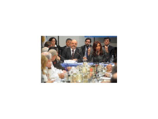 El Ministro de Trabajo, Carlos Tomada, se reunió junto a empresario y sindicalistas en el marco del Consejo del Salario. Más tarde se unió Cristina Kirchner.