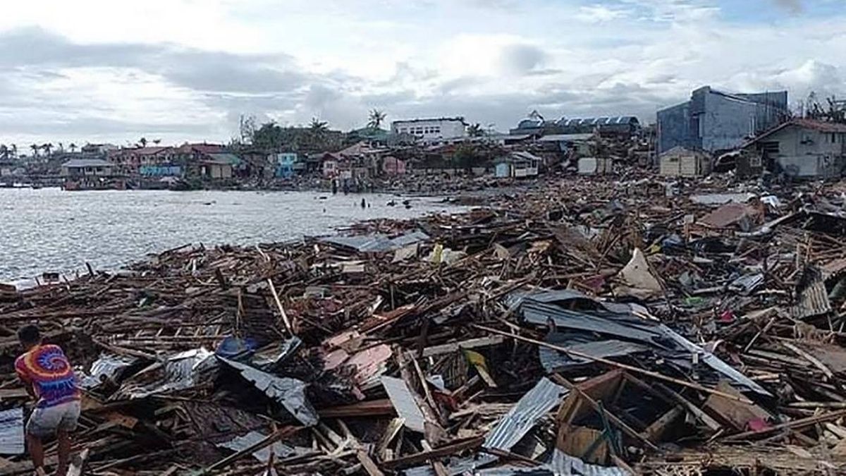 At least 375 killed by the devastating passage of Typhoon Rai in the Philippines