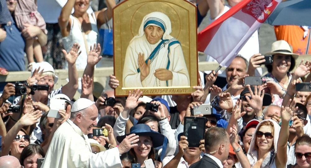 "Declaramos y definimos Santa a la beata Teresa de Calcuta", ley&oacute; el Papa Francisco y de ese modo la instituy&oacute; en la Primera Santa de la historia ganadora del Nobel de la Paz.