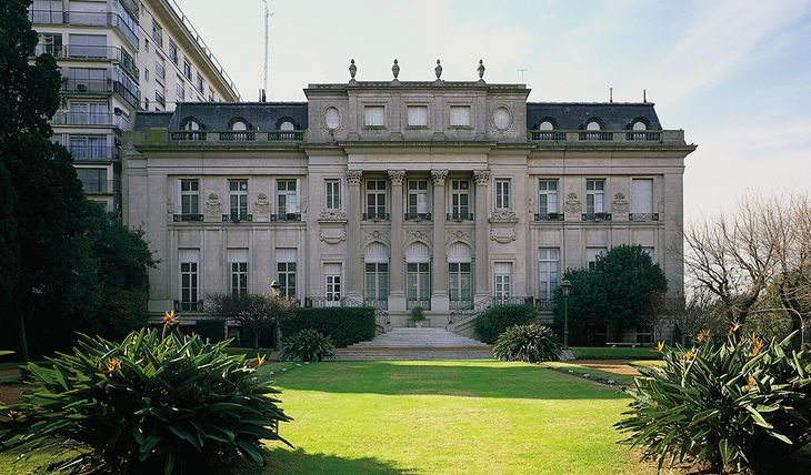 El Palacio Bosch, sede de la Embajada de los EE.UU. Ernesto Bosch fue el creador y quien mas tiempo estuvo al frente del Banco Central de la Republica Argentina. Defendió a rajatabla la autonomía de la Institución, enfrentando a cinco presidentes. El Palacio Bosch, sede de la Embajada de los EE.UU. Ernesto Bosch fue el creador y quien mas tiempo estuvo al frente del Banco Central de la Republica Argentina. Defendió a rajatabla la autonomía de la Institución, enfrentando a cinco presidentes.