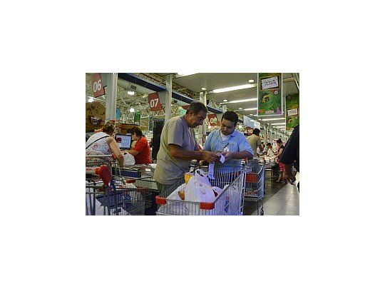 Las ventas minoristas sumaron su tercer mes en alza