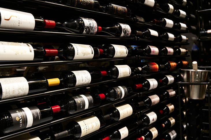 Vinos ícono conviven con botellas de pequeños productores que aportan historias únicas.