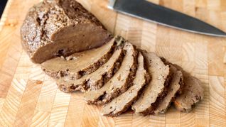 El seitán está hecho únicamente de agua, sal y gluten de trigo que se puede sacar de la harina.