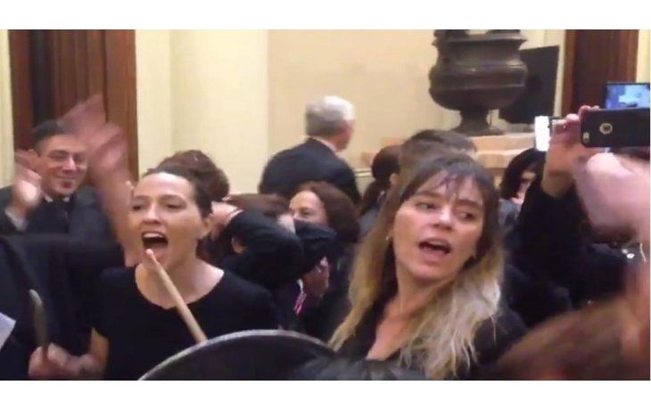 Mayra Mendoza y Juliana Di Tullio del FPV encabezaron el paro de mujeres en Diputados.