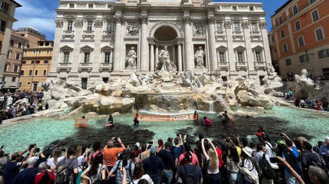 La Fontana di Trevi de Roma empezó a cobrar entrada para combatir la masificación turística.