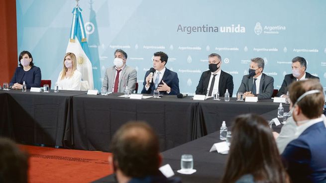 acuerdo. El ministro Eduardo de Pedro, ayer al encabezar la ratificación de un Acuerdo Ético Digital con medios para las elecciones.