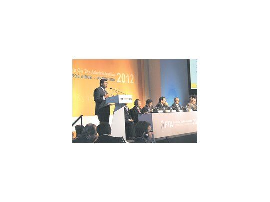 El titular de la AFIP, Ricardo Echegaray, dijo en el Foro de la OCDE que terminó ayer en Buenos Aires que el nuevo régimen de declaración anticipada para importar es parte de la «sintonía fina» de la que habló Cristina de Kirchner al asumir.