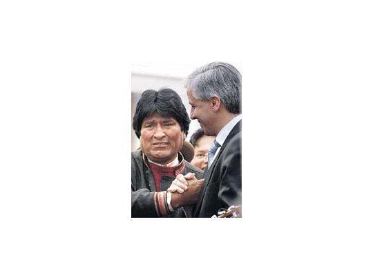Evo Morales se echó a llorar ayer al enterarse de que el Congreso boliviano había aprobado la convocatoria a un referéndum sobre la nueva Constitución el próximo 25 de enero. En paralelo se realizará otra consulta, para definir la extensión de los latifundios que podrán ser expropiados.