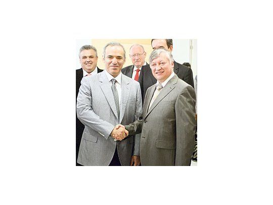 Anatoly Karpov y Gary Kasparov cambiaron la tensión de anteriores confrontaciones por la cordialidad, el respeto mutuo y las alabanzas al rival en la rueda de prensa conjunta que ofrecieron ayer.