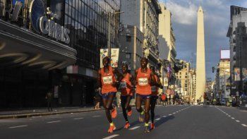 Los líderes de la maratón 2018 con el Obelisco de fondo.