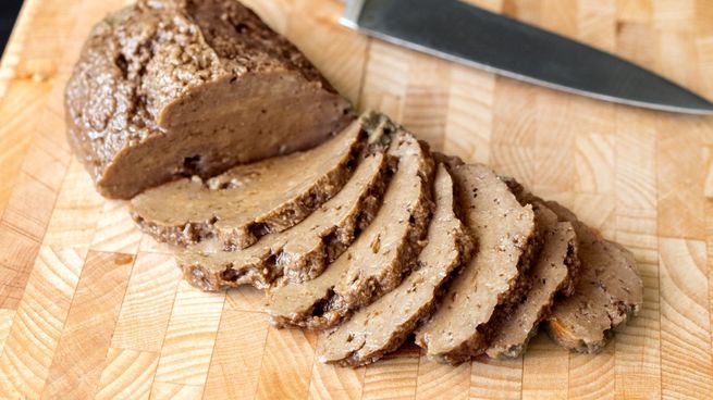 El seitán está hecho únicamente de agua, sal y gluten de trigo que se puede sacar de la harina.