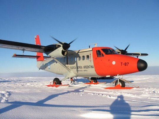 El avión debió realizar un aterrizaje de emergencia luego de uno de sus sky chocara contra un montículo de nieve.