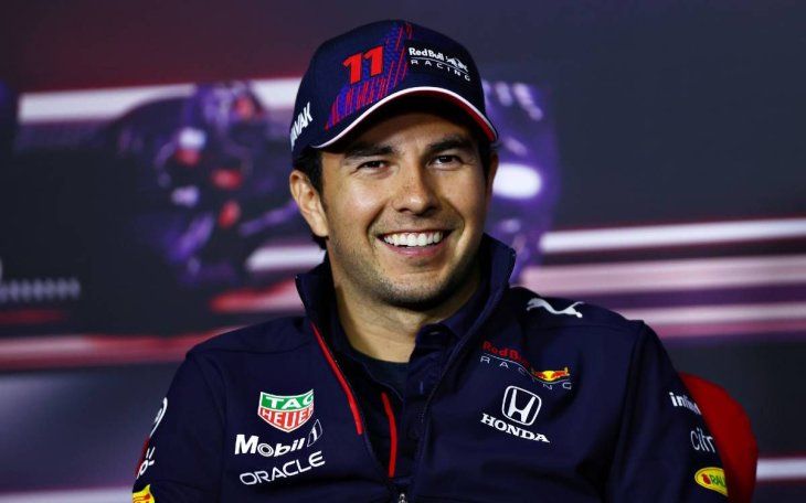 Sergio Checo Pérez sigue descansando y estudiando ofertas para su regreso a la Fórmula 1, Ahora a Cadillac se le sumó una histórica escudería que podría contratar al mexicano para la temporada 2026.