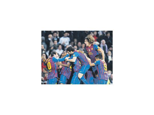 Todos abrazan a Abidal, autor del gol de la victoria. El francés fue magistralmente asistido por Messi para revertir el derby.
