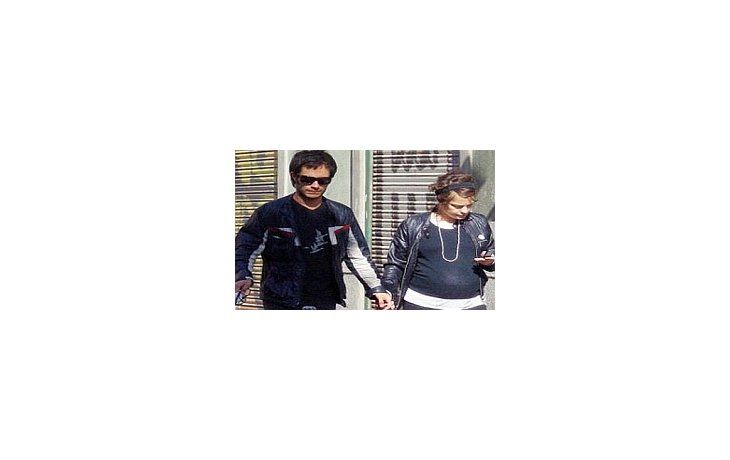 La actriz argentina y el actor mexicano anunciaron el nacimiento de su hija por Twitter.