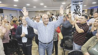 Agite. Manzur tiene la misión de coordinar la acción política en todo el norte del país para recuperar los votos que el peronismo perdió en las primarias nacionales. Informa consecuencias de evetual gobierno de Milei.