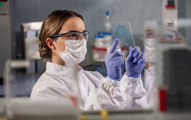 La implementación de IA en este laboratorio de la UBA acelerará el desarrollo de nuevos tratamientos.