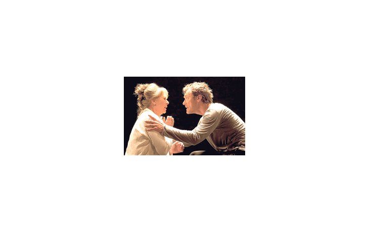 Jude Law y Penelope Wilton en «Hamlet», uno de los títulos que junto con otros, protagonizados por figuras como Helen Mirren o Judi Dench, llenaron los teatros del West End londinense.