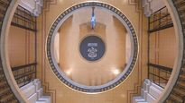 El escudo de la Aduana en el ingreso al edificio con su icónica figura