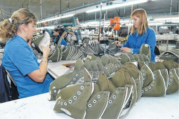 Despidos en fábrica de zapatillas Nike que puede importar por falta de dólares