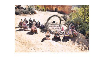 «La fuente de las mujeres» es una gozosa tragicomedia ambientada en una aldea montañosa donde las mujeres, víctimas de innumerables sufrimientos, se ponen firmes frente a los varones dominantes.