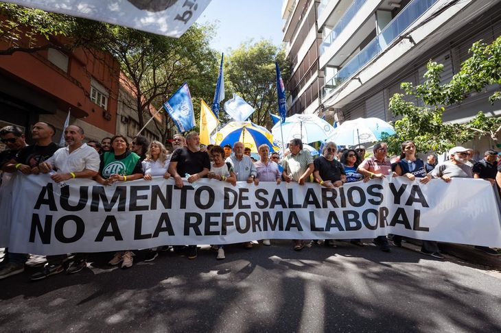 Quiénes ya iniciaron un plan de lucha es el flamante Frente de Sindicatos Unidos (FRESU) que lideran el camionero Pablo Moyano, la UOM de Abel Furlán, Aceiteros de Daniel Yofra y las dos Centrales de Trabajadores Argentinos (CTA). Quiénes ya iniciaron un plan de lucha es el flamante Frente de Sindicatos Unidos (FRESU) que lideran el camionero Pablo Moyano, la UOM de Abel Furlán, Aceiteros de Daniel Yofra y las dos Centrales de Trabajadores Argentinos (CTA).