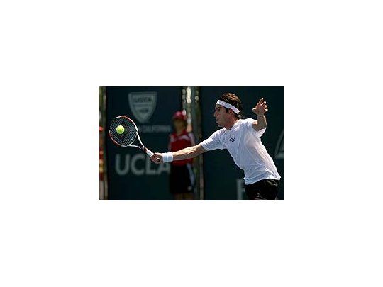 Avanza. El juvenil argentino ganó y pasó a cuartos de final en el cemento de Los Angeles.