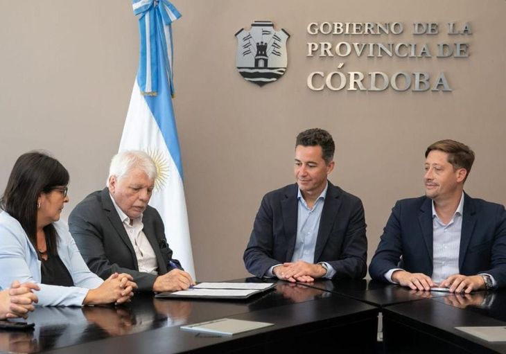 Córdoba rubricó un acuerdo con personal jerárquico de la función pública y presiona a los gremios docentes.