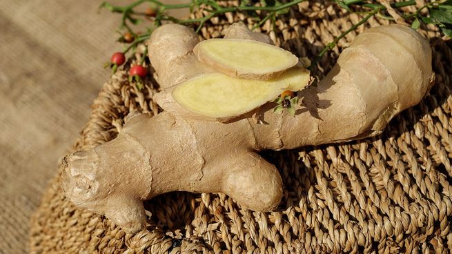 El jengibre contiene propiedades antiinflamatorias que contribuyen a cuidar la garganta.
