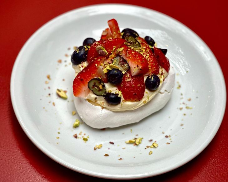 Frutillas frescas, dulce de leche y merengue: una pavlova inolvidable.