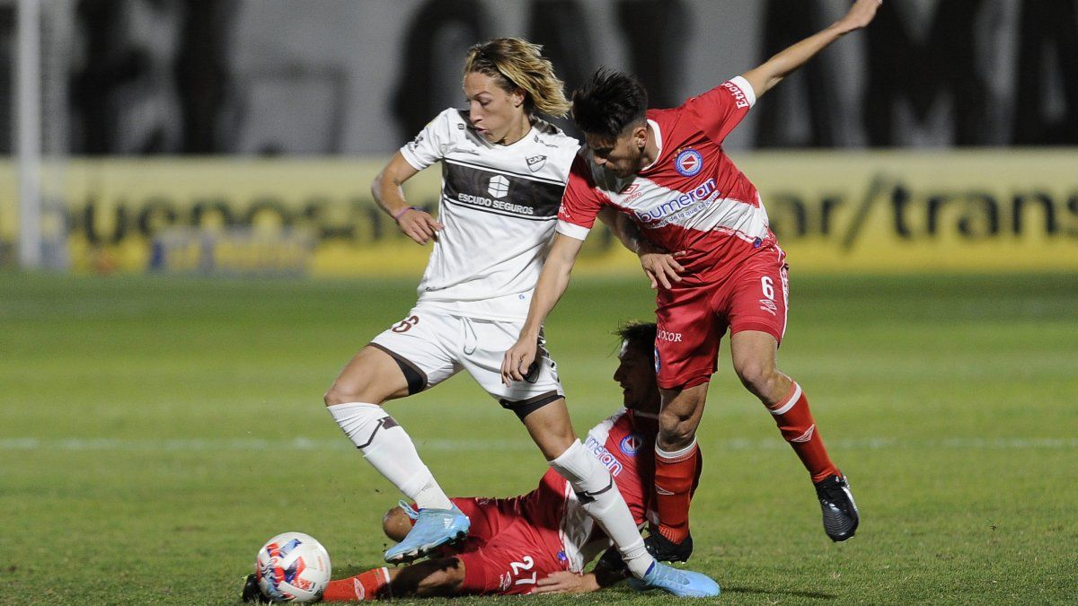 Argentinos Juniors could not with Platense and left the qualifying positions