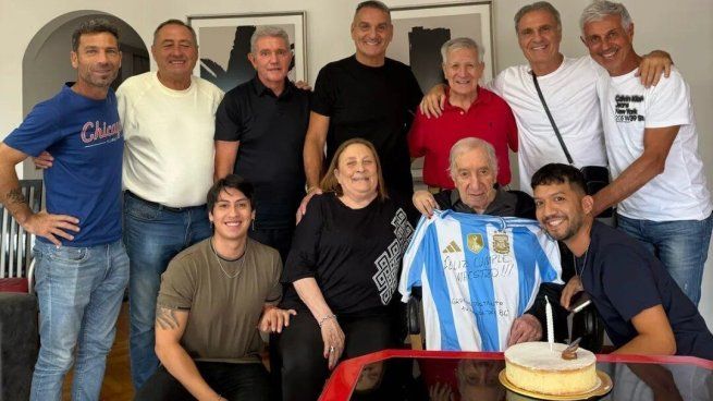 Los exjugadores visitaron a Bilardo para festejar su cumpleaños número 87.