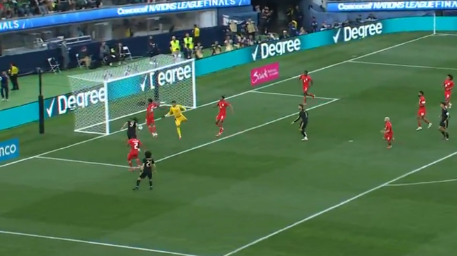 Jiménez no falla dentro dle área y coloca el 1-0 de México contra Panamá.