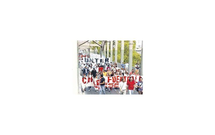 La virulentahuelga docentepor reclamosincluye cortes deruta. Ayer habíaexpectativa porpotencialesanuncios quedescompriman elconflicto.
