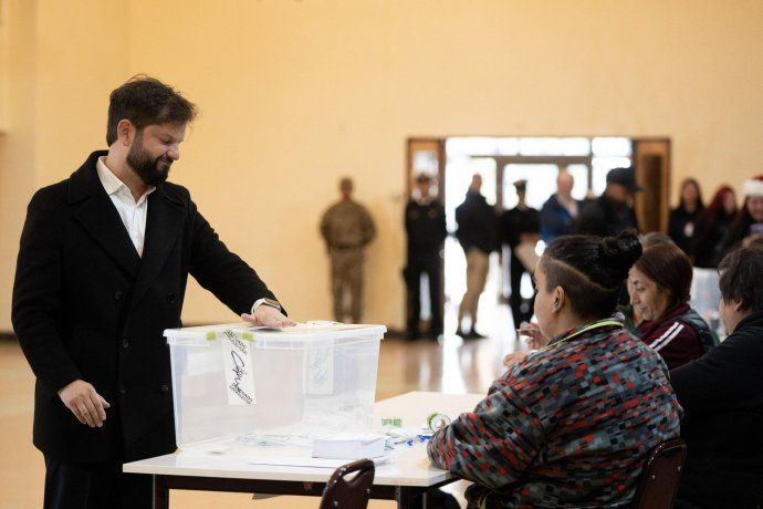 Gabriel Boric emitió su voto en el Liceo Industrial Armando Quezada Acharán, en Punta Arenas. Gabriel Boric emitió su voto en el Liceo Industrial Armando Quezada Acharán, en Punta Arenas.
