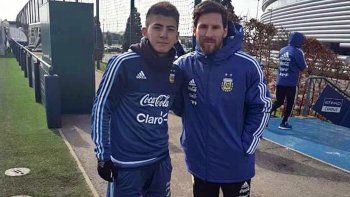 Thiago Almada junto a Lionel Messi en su época de sparring de la Selección. Hoy en día la realidad cambió.&nbsp;