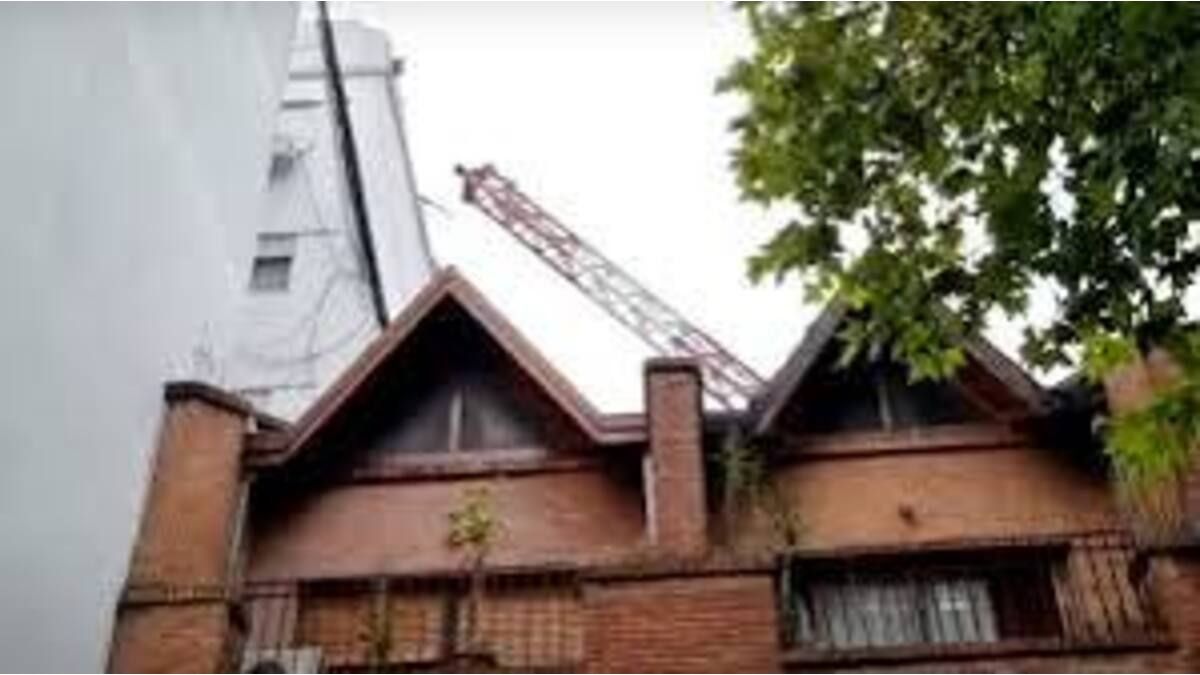 A 20 -meter antenna fell and destroyed the roof of two houses