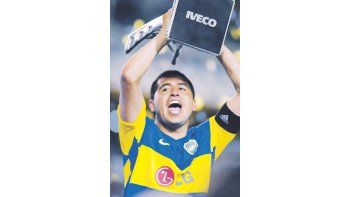 Riquelme levanta la copa del Apertura: «Mi objetivo es alcanzar a Roberto Mouzo en cantidad de partidos. Me quedan 100 partidos más en Boca», dijo.